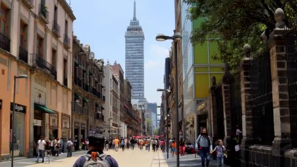 2021年6月 墨西哥城 人们在马德洛大街上行走 背景是拉蒂诺塔 是市中心最繁忙的街道之一 — 图库视频影像