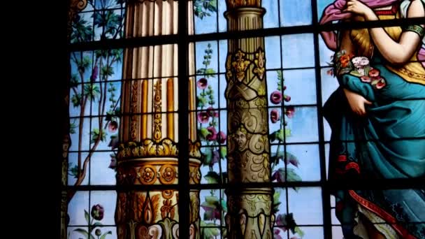 メキシコ市2021年6月 シャプルテペック城からのステンドグラスの窓は ポルフィリオ ディアスの注文で1900年に製造され 女性の属性を表すギリシャの女神を示しています — ストック動画