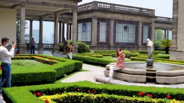 メキシコ市2021年6月 シャプルテペック城の庭園内の噴水で写真を撮る観光客は この展望台は城の象徴的な場所の1つです — ストック動画
