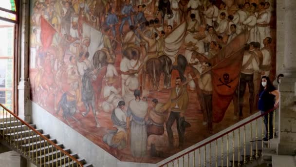 2021年6月 墨西哥城 人们走上壁画 墨西哥革命的寓言 的阶梯 壁画代表推翻了波菲里奥 迪亚斯制度的革命 — 图库视频影像