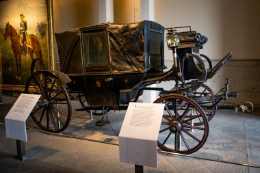 Mexico City, Meksika - Haziran 2021: İmparator Maxximilian tarafından kullanılan vagonların bulunduğu Chapultepec şato vagonu.