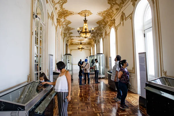 Mexico City, Meksika - Haziran 2021: Chapultepec kalesini gezen turistler, Maximilian döneminde kraliyete ait makaleleri görebileceğiniz çeşitli sergiler.