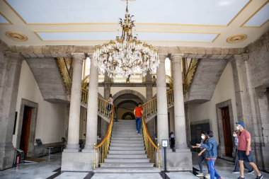 Mexico City, Meksika - Haziran 2021: Chapultepec kalesinin ana merdivenleri, müze odalarına ve duvar resimlerine giden merdivenler.