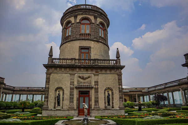 Mexico City, Meksika - Haziran 2021 Caballero Alto, Chapultepec kalesinin en üst katında astronomik gözlemevi olarak hizmet veren bir binadır..