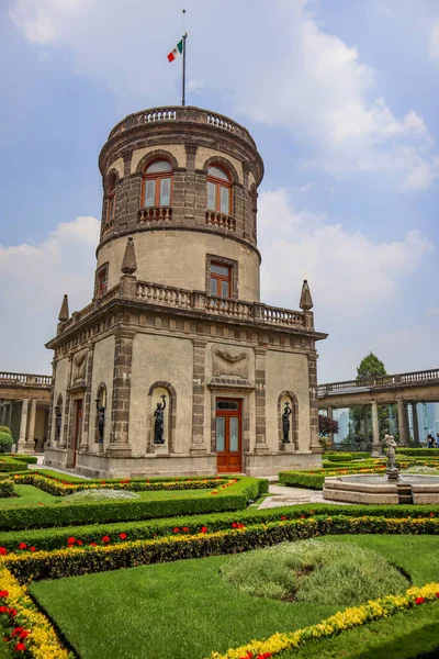 Mexico City, Meksika - Haziran 2021: Chapultepec kalesinin bahçelerinde bulunan astronomik gözlemevi.