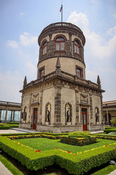 Mexico City, Meksika - Haziran 2021: Chapultepec Astronomik Gözlemevi, heykellerle süslenmiş, bahçeler ve çeşmelerle çevrili, kaleyi ziyaret edenler için ikonik bir yerdir..