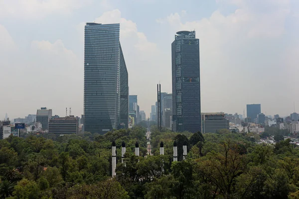 Mexico City, Meksika - Haziran 2021: Mexico City 'nin Paseo de la Reforma caddesi boyunca Skyline manzarası Mexico City' deki Chapultepec Castle 'dan izlendi.