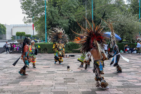 Mexico City, Meksika - Haziran 2021: Aztek dansı Chapultepec ormanında, Azteklerin eski danslarını temsil etmek için sanatçılar ve dansçılar Chapultepec 'te buluşuyor.