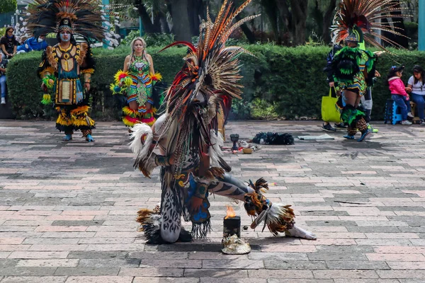 멕시코 멕시코 2021 아즈텍 사람들 이춤을 아즈텍 시대에 아즈텍 불주위에서 — 스톡 사진