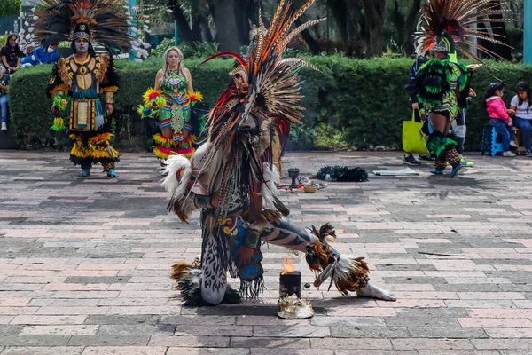 Mexico City, Meksika - Haziran 2021 Chapultepec ormanında Aztek dansı, Aztekler döneminin kostümlerini giymiş bir adam ateşin etrafında dans ederek dans ediyor..
