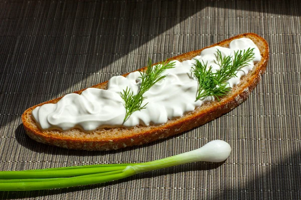 ekşi krema, dereotu ekmek