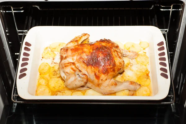 Sappige kip in de oven Stockfoto