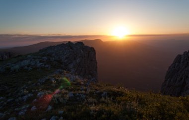 Dağlarda gün doğumu