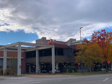 10 / 22 / 2020 Hannover Almanya: Hannover Tıp Okulunun (MHH) kurtarma helikopteri otoparkın üzerinde