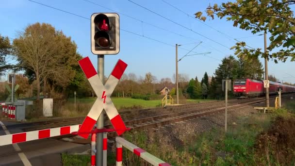 2020 Hude Germany Tren Regional Bahna Deutsche Pasa Por Cruce — Vídeos de Stock