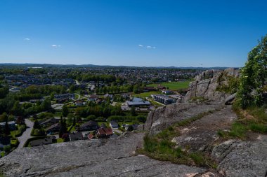 Sandefjord dağlarındaki bankları gören platformlar şehrin manzarasının keyfini çıkarıyor.