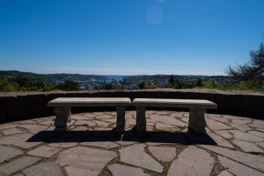 Sandefjord dağlarındaki bankları gören platformlar şehrin manzarasının keyfini çıkarıyor.