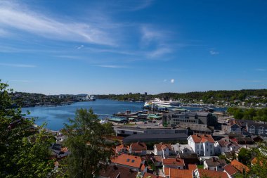 Sandefjord dağlarındaki bankları gören platformlar şehrin manzarasının keyfini çıkarıyor.
