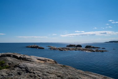 Norveç 'in güzel kıyıları kayalık oluşumları ve mavi sularıyla güzel bir yaz gününde