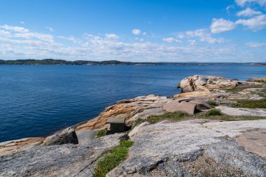 Norveç 'in güzel kıyıları kayalık oluşumları ve mavi sularıyla güzel bir yaz gününde