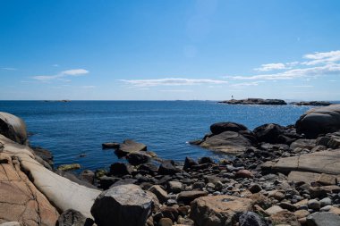 Norveç 'in güzel kıyıları kayalık oluşumları ve mavi sularıyla güzel bir yaz gününde