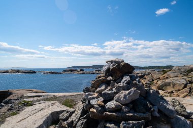 Norveç 'in güzel kıyıları kayalık oluşumları ve mavi sularıyla güzel bir yaz gününde