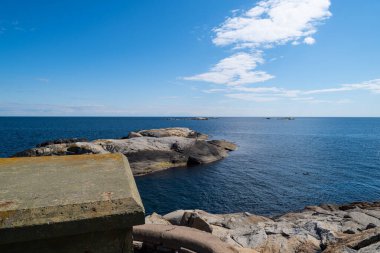 Norveç 'in güzel kıyıları kayalık oluşumları ve mavi sularıyla güzel bir yaz gününde İkinci Dünya Savaşı' ndan kalma eski sığınaklarla