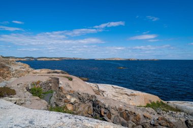 Norveç 'in güzel kıyıları kayalık oluşumları ve mavi sularıyla güzel bir yaz gününde