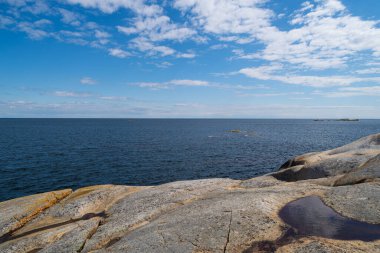 Norveç 'in güzel kıyıları kayalık oluşumları ve mavi sularıyla güzel bir yaz gününde