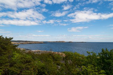 Norveç 'in güzel kıyıları kayalık oluşumları ve mavi sularıyla güzel bir yaz gününde