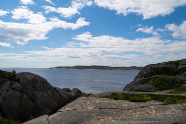 Norveç 'in güzel kıyıları kayalık oluşumları ve mavi sularıyla güzel bir yaz gününde