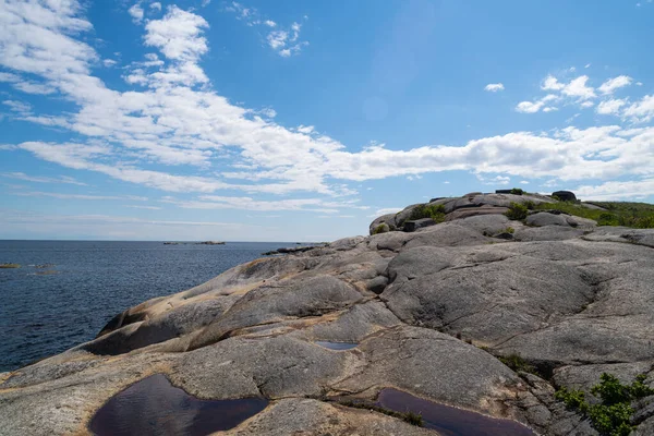 Norges Smukke Kyst Med Klippeformationer Blåt Vand Smuk Sommerdag - Stock-foto