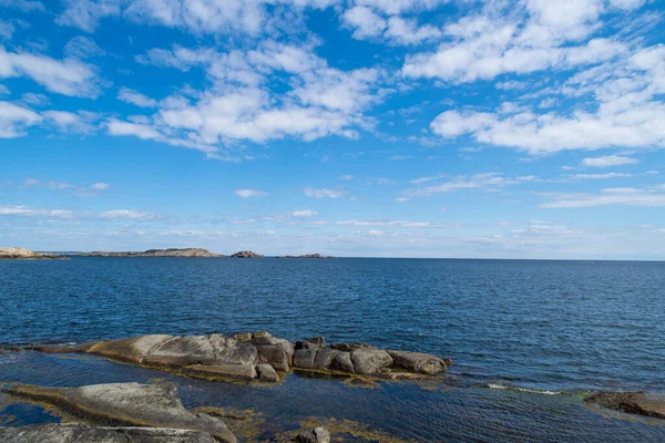 Norges Smukke Kyst Med Klippeformationer Blåt Vand Smuk Sommerdag - Stock-foto