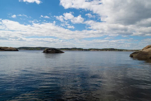 Die Wunderschöne Norwegische Küste Mit Ihren Felsformationen Und Dem Blauen — Stockfoto