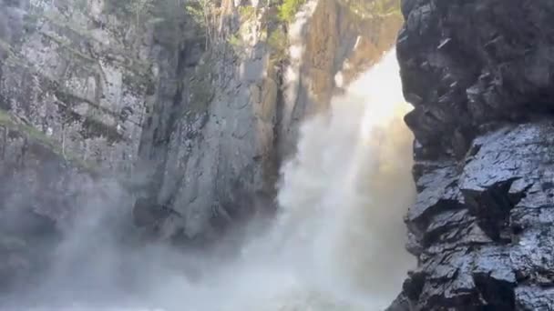 Wodospad Trollfoss w Norwegii jest zasilany ze Svartangen i dzięki swojej wodzie w skalistym wąwozie zapewnia imponujące wrażenie — Wideo stockowe