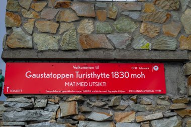 Norveç 'teki Gaustatoppen Zirvesi yolunda güzel bir yaz gününde