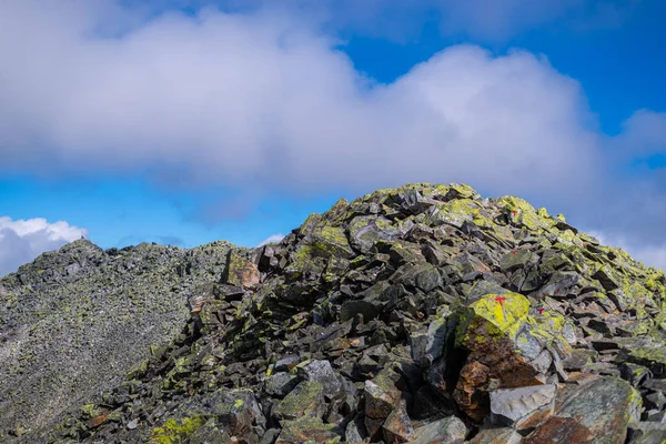 Norveç Teki Gaustatoppen Zirvesinde Çok Kişinin Tırmanmaya Cesaret Edebildiği Taşlı — Stok fotoğraf