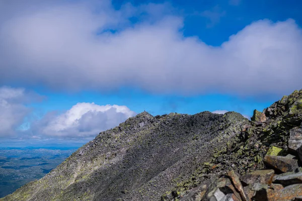 Der Gipfel Des Gaustatoppens Norwegen Mit Einem Steinigen Pfad Den — Stockfoto