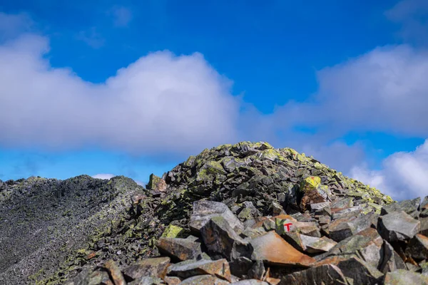 Der Gipfel Des Gaustatoppens Norwegen Mit Einem Steinigen Pfad Den — Stockfoto