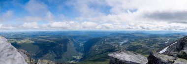 Norveç 'teki Gaustatoppen zirvesinden yüksek çözünürlüklü panoramik görüntü