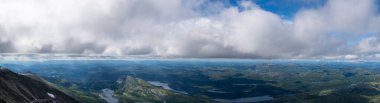 Norveç 'teki Gaustatoppen zirvesinden yüksek çözünürlüklü panoramik görüntü