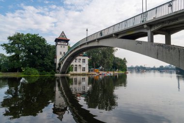 25 Temmuz 2021 Berlin: Abbey Köprüsü 'nden Berlin' deki gençlik adasına fotoğraflar