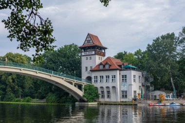 25 Temmuz 2021 Berlin: Abbey Köprüsü 'nden Berlin' deki gençlik adasına fotoğraflar