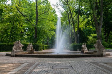 07 / 27 / 2021 Berlin: Volkspark Friedrichshain 'deki harika çeşmeler