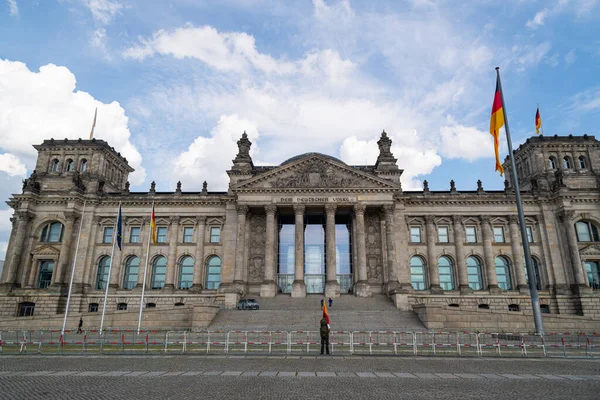 2021 Berlim Alemanha Fotos Reichstag Onde Homem Está Com Uma — Fotografia de Stock