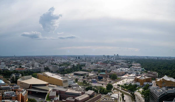 Berlin şehrinin doğada ve şehrin yüksek kesimlerinde geniş panorama fotoğrafları.