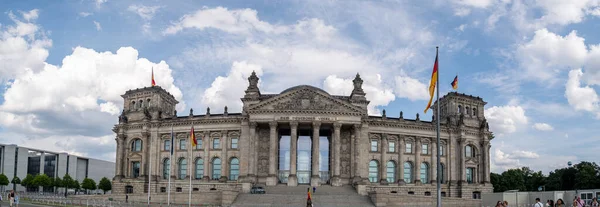 2021年7月26日德国柏林 一位男子举着一面德国国旗站在德国国会大厦的照片 — 图库照片