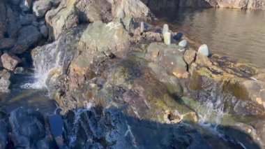 Dağdaki ve şelalelerdeki Norveç su kanallarının videoları
