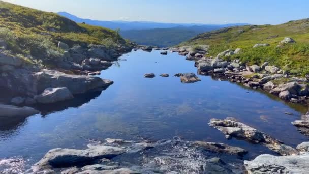 Dağdaki Şelalelerdeki Norveç Kanallarının Videoları — Stok video
