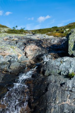 Dağdaki ve şelalelerdeki Norveç su kaynaklarının fotoğrafları.